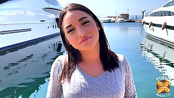 Sarah, Una Splendida Teenager Italiana, Si Concede Un Comportamento Birichino