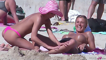 Plaisir Voyeuriste De Regarder De Vraies Adolescentes Prises Dans Une Activité Lesbienne À La Plage