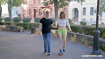 Encuentro Apasionado De Una Pareja Joven Con Un Entusiasta Del Skate