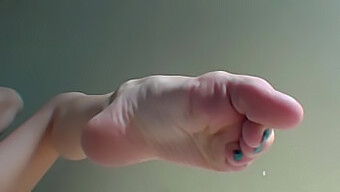 Lulu'S Delicate Feet And Toes Showcased In A Sensual Video