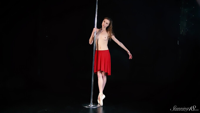 A Bailarina Adolescente Annet Tira A Roupa Para Um Show De Pole Dance