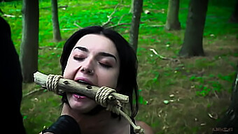 Una Sexy Donna Sottomessa Riceve Scopate Ruvide E Sculacciate In Un Video Bdsm, Concludendo Con Un Ingoio Di Sperma