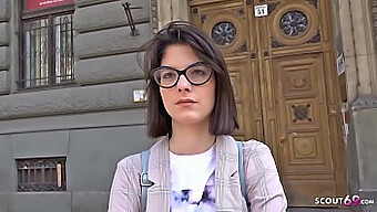 Teen Sara Si Fa Scopare Nel Culo Da Uno Scout Tedesco Per Soldi.