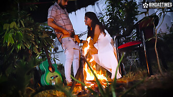 Fête De Sexe Publique Avec Starsudipa Et Ses Amis Dans Un Feu De Joie En Plein Air