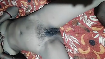 Olgun Hintli Kadınlar Creampie Ve Penis Emme Keyfini Çıkarıyorlar