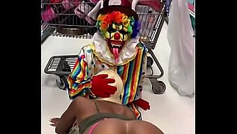 Un Clown En Cosplay Profite D'Une Fellation Brutale Lors D'Un Rassemblement Public