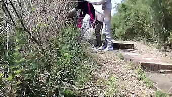 Una Mujer Asiática Madura Se Involucra En Actividades Sexuales En Un Parque Al Aire Libre.