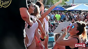 Fiesta Salvaje En La Piscina Con Adolescentes Desnudas Y Rebotando