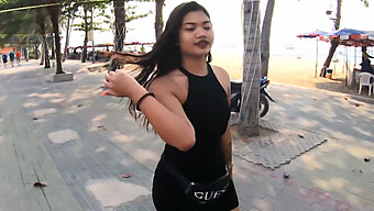 Une Adolescente Thaïlandaise Avec Un Gros Cul De Star Du Porno Fait Maison Mettant En Vedette Les Compétences Orales D'Un Touriste Américain