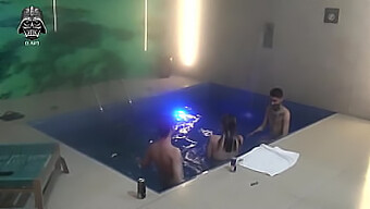 Threesome-Ul La Piscina Unui Motel Continuă Cu Joc Intens De Picioare Și Dominație Orgasmică.