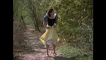 Utforsk Den Erotiske Siden Av Snow White Med Denne Hete Videoen