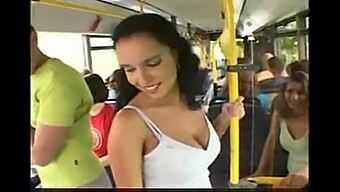 Expérience Voyeur Intime Avec La Milf Plantureuse Laura Lion Dans Un Bus À Merveille Naturel