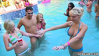 Fête Sauvage Dans La Piscine Avec Des Strip-Teaseurs Masculins Et Du Sexe En Groupe