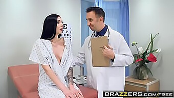 Marley Brinx Och Keiran Leeds Heta Möte I Den Medicinska Miljön