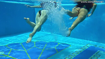 Diana Rius Et Sheril Blossom Jouent Avec Leurs Corps Voluptueux Dans La Piscine Chaude