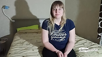 En Reserveret, Fyldig Husmors Indvielsesoptræden På Kamera I En Erotisk Video Med En Række Eksplicitte Scener, Herunder Et Blowjob Og Fokus På Det Mandlige Kønsorgan