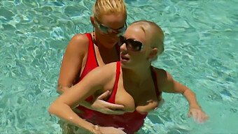 Britney Brooks Se Involucra En Intimidad Junto A La Piscina Con Un Dispositivo Móvil