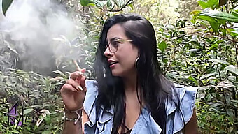 Satisface Tus Antojos Con Este Tío Caliente En El Bosque