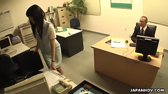 Une Japonaise Amateur Se Fait Baiser Sur Un Bureau