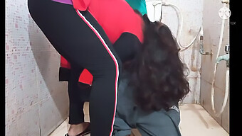 Bhabhi Desi Pillada En Un Trío Caliente En Un Baño Público