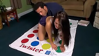 Горещата Игра На Яз Се Превръща В Чувствена Игра С Twister