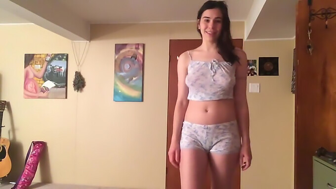 Een Prachtige Vegan Vrouw Gekleed In Lingerie