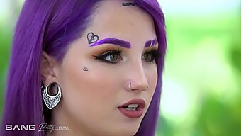 Une Ado Tatouée Aux Cheveux Violets Se Fait Baiser En Trio