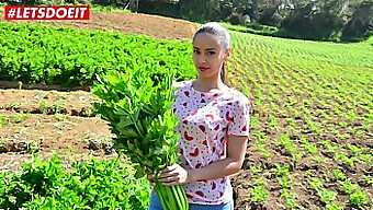 Andreina Deluxe Pronkt Met Haar Natuurlijke Tieten En Twerkvaardigheden.