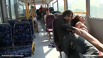 Micuță Fată Europeană Devine Sălbatică Într-O Plimbare Cu Autobuzul Prin Oraș