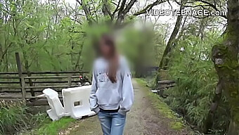 Frisk Teenager Får Sin Første Smag Af Amatørporno