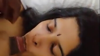 El Coño Apretado De La Chica Desi Es Follado En Video Casero Con Sonidos Intensos