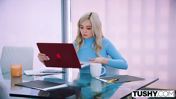 Le Patron De Lexi Lore La Regarde Se Faire Bouffer Le Cul Au Bureau