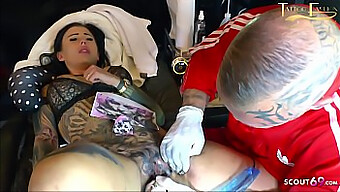 La Jeune Allemande Snowwhite Fait Une Fellation Et Montre Son Tatouage Rare Devant La Caméra