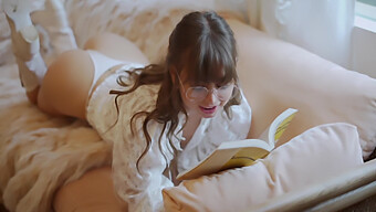 Riley Reid Nafsu Gurunya Sambil Belajar Buku Sastranya!