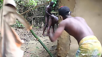 Le Meilleur Mec Surpris En Train De Baiser La Femme Pulpeuse De Son Meilleur Ami En Plein Air.