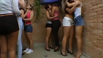 Karina Cruel E Suas Amigas Se Entregam A Beijos E Brincadeiras Com A Língua Em Uma Festa Brasileira