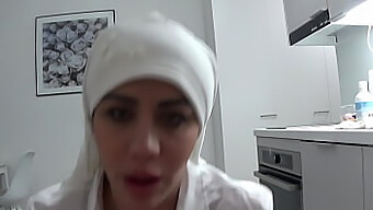 Cena Quente De Uma Linda Mulher Iraniana Com Uma Milf Tarada