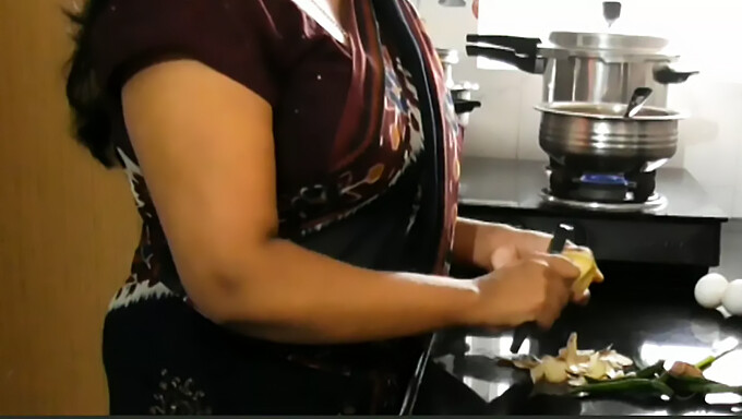 Sensual Encuentro De Cocina De La Tía Desi Con Una Chica De 18 Años