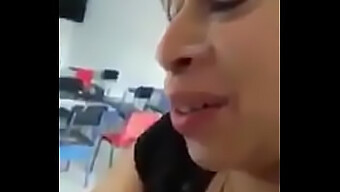 Une Prof Latino Donne Une Fellation Enthousiaste Dans La Salle De Classe